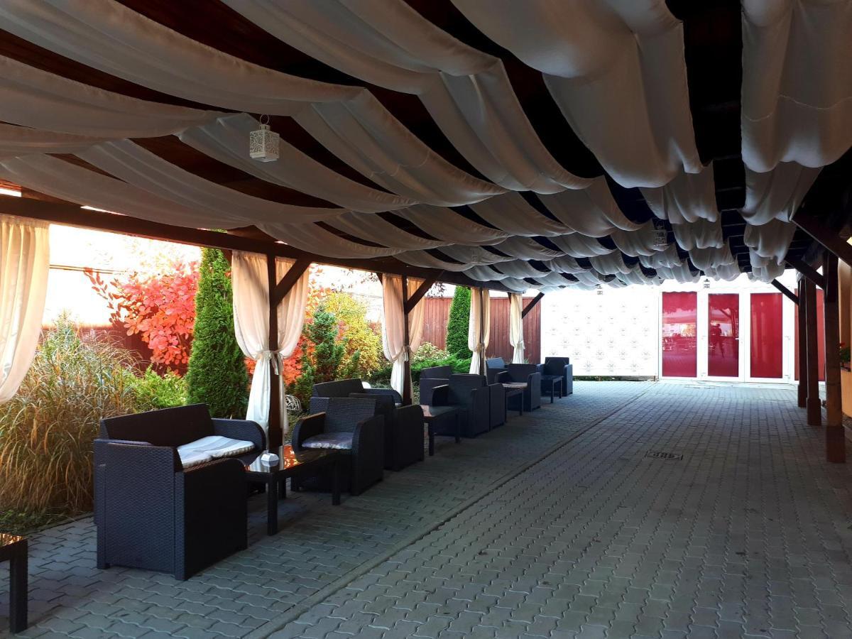 Hotel Dennis Mediaş Exterior foto